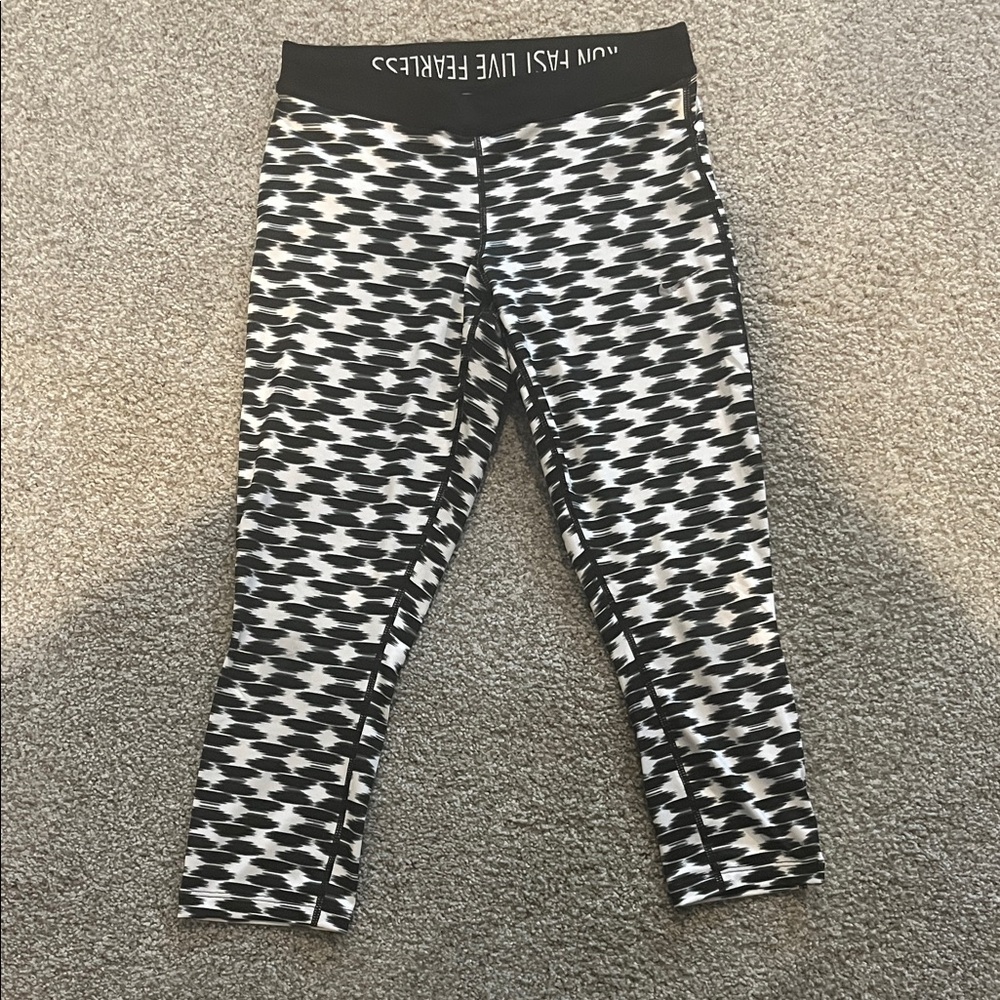Nike Dri-Fit Women's Black and White Patterned Cropped Leggings